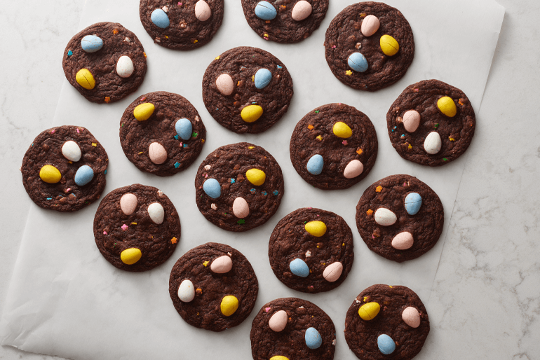 Galletas de brownies con huevitos de colores