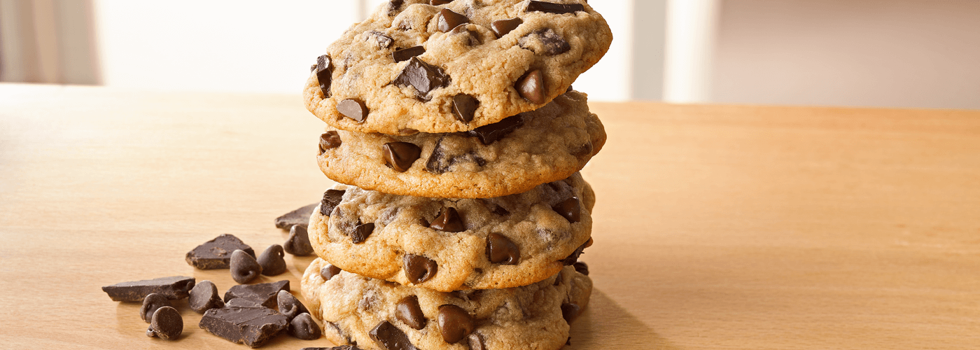 Galletas de chips de chocolate en torre