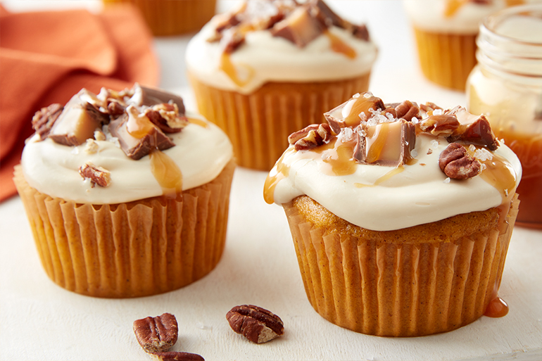 Cupcakes de calabaza con betún de salted caramel y chocolates con caramelo