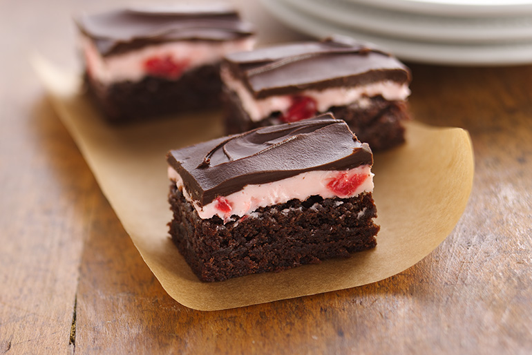 Brownies con mousse de cereza cubiertos con chocolate