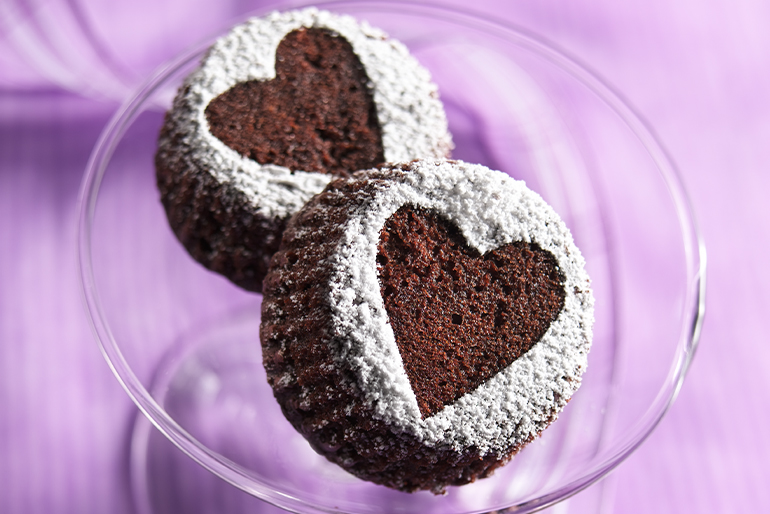 Brownies en forma de cupcake con decorado de corazón hecho con azúcar glass