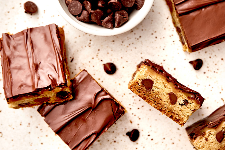 Barras de galleta de chispas de chocolate con mantequilla de cacahuate y caramelo cubiertas de chocolate