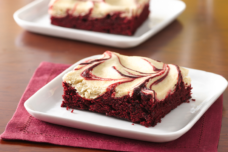 Brownies de red velvet decorados con betún de queso crema