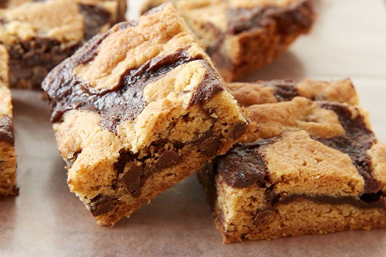 Barras de galleta con chocolate sobre una mesa de madera