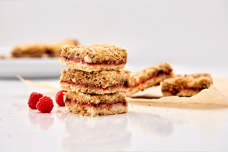 Barras de galleta de avena rellenas de mermelada