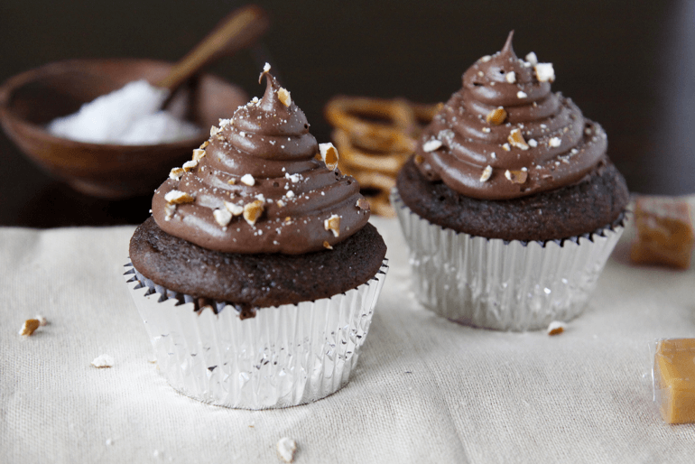 Receta de cupcakes de chocolate con sospresa de caramelo salado