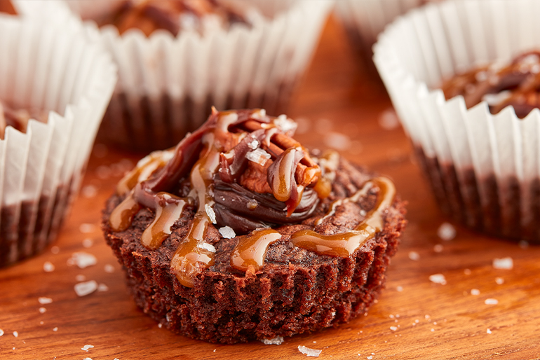 Brownies pequeños bañados con caramelo, nuez y sal marina